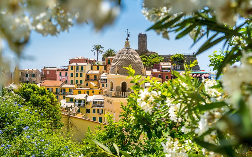 Wunderschöne Häuser in voller Blütenpracht im Frühling am Gardasee in Italien