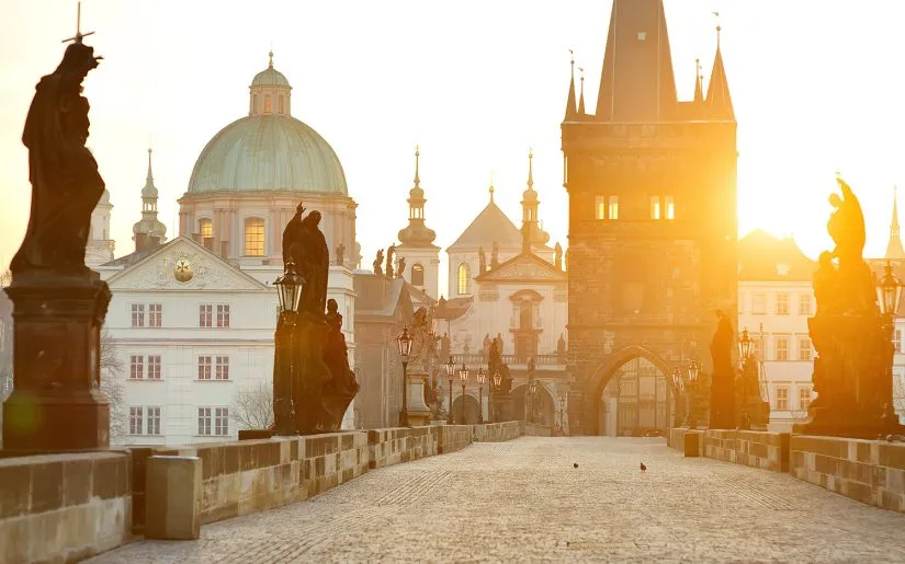 Kalrsbrücke in Prag Tschechien.
Antike Statuen auf der Brücke