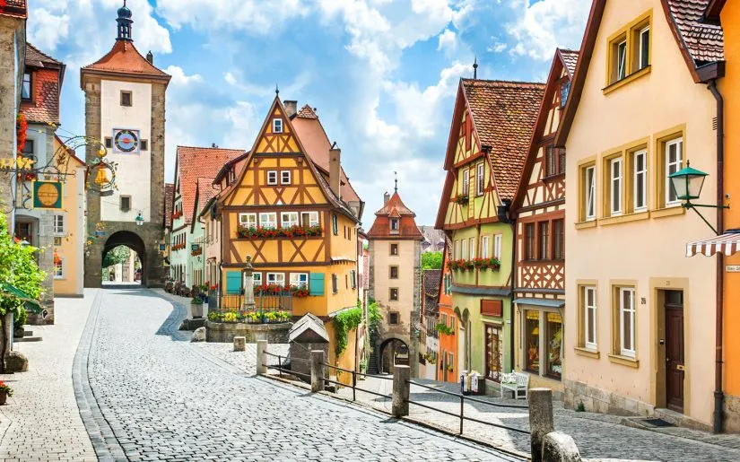 Schöne Aussicht auf die berühmte historische Stadt Rothenburg ob der Tauber an einem sonnigen Tag mit blauem Himmel und Wolken im Sommer, Franconia, Bayern, Deutschland