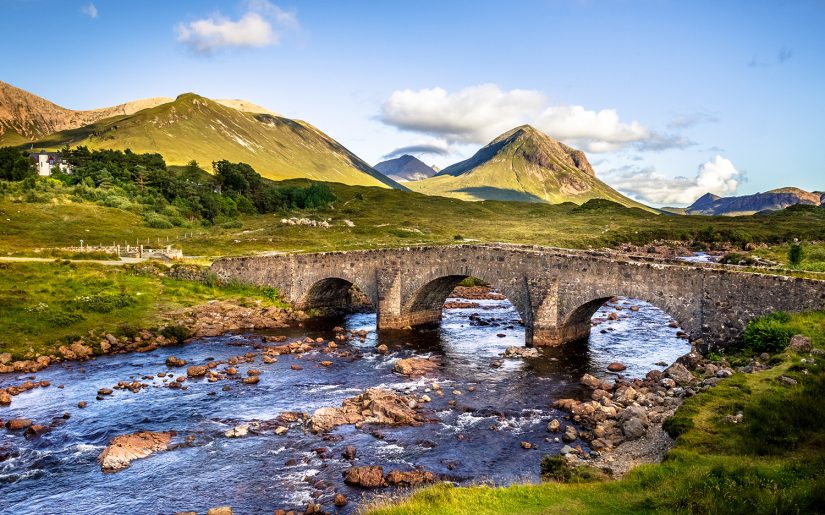 Die Highlands in Schottland, ein Blick auf eine Alte Brücke