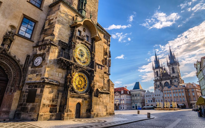 Die Antike Rathausuhr Prags in der Altstadt der Landeshauptstadt Tschechiens.