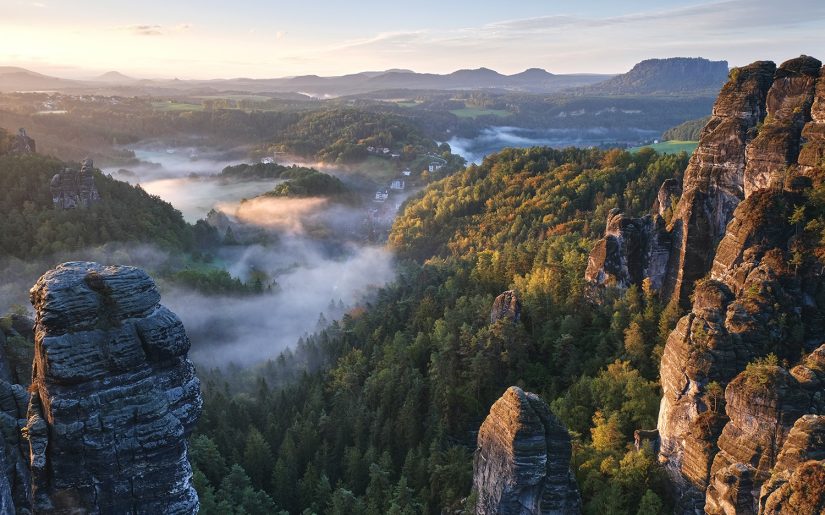Morgennebel über dem Nationalpark Sächsische Schweiz