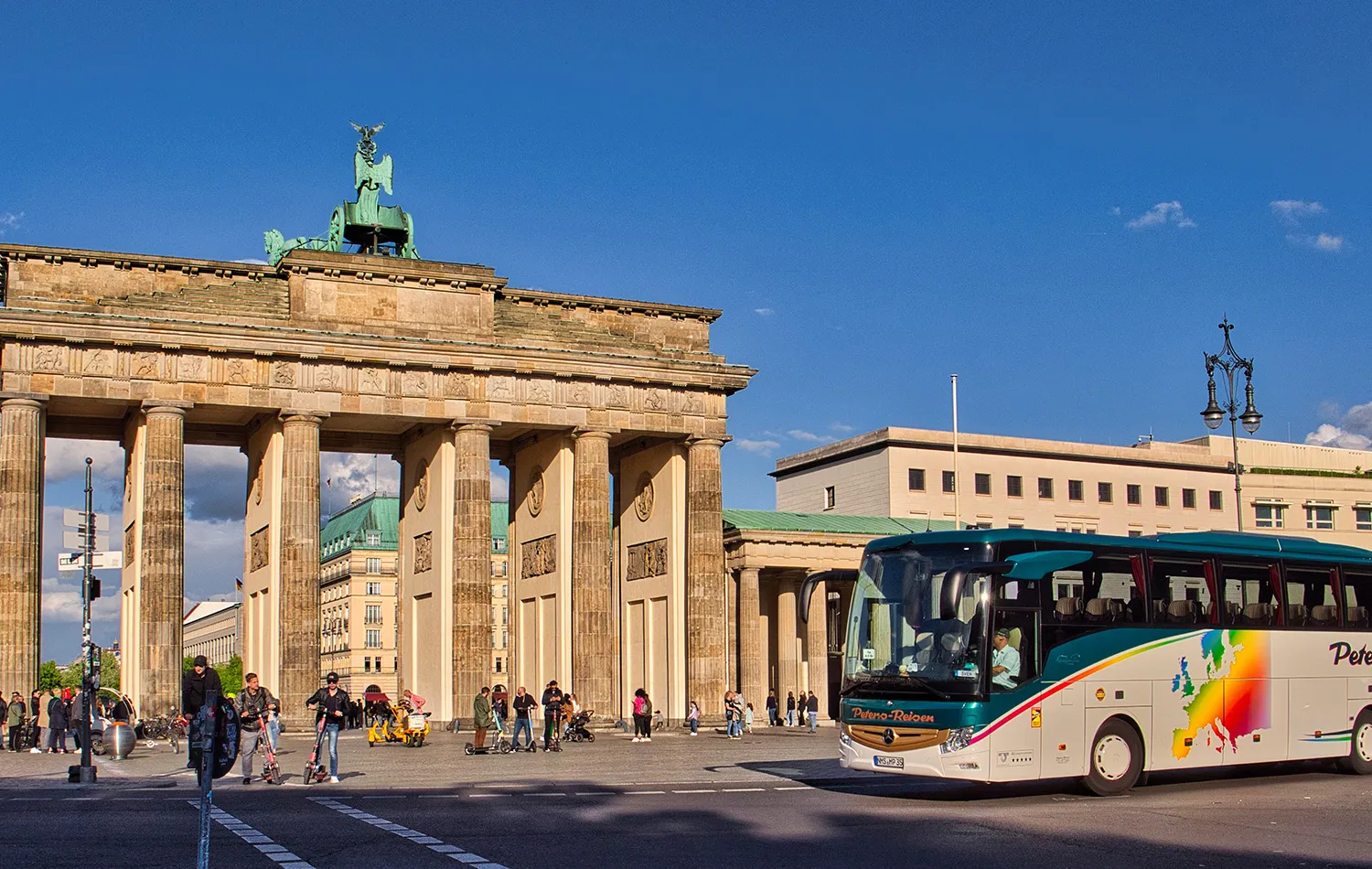 Unvergessliche Städtereisen Europas: Ihre Entdeckungsreise 2 Peters-Reisen Bus vorm Brandenburger Tor