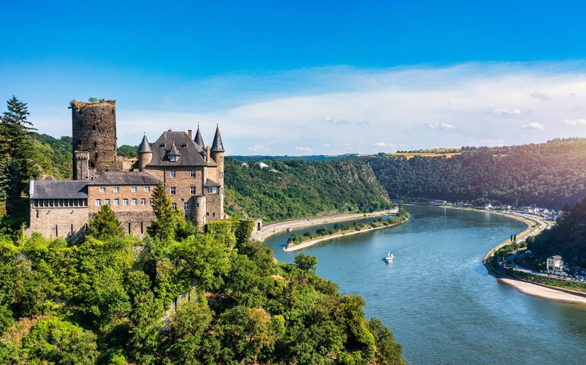 Das Schloss Katz in Rheinland-Pfalz Deutschland direkt am Rhein im Frühling.