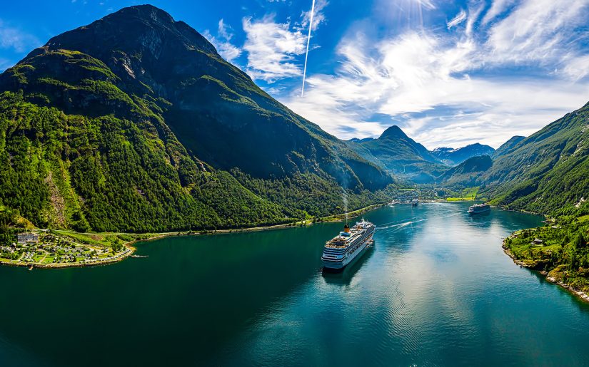 Ein Kreuzfahrtschiff durchschifft die weiten Fjorde Norwegens