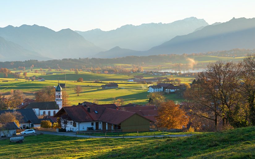 Idyllische Dorflandschaft in Bayern, Deutschland