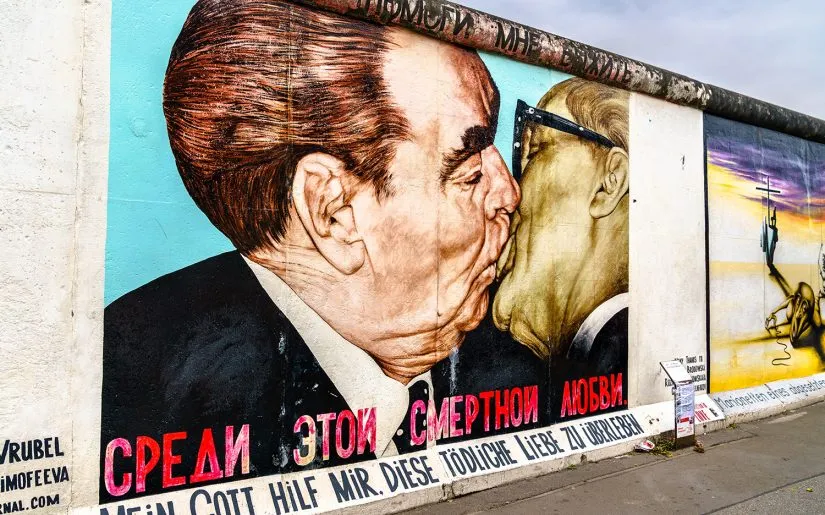 Unvergessliche Städtereisen Europas: Ihre Entdeckungsreise 3 Graffiti-Gemälde von Dmitri Vrubel in der East Side Gallery der Berliner Mauer