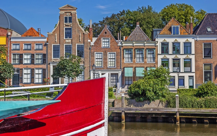 Bow eines roten Schiff und historische Häuser in Zwolle