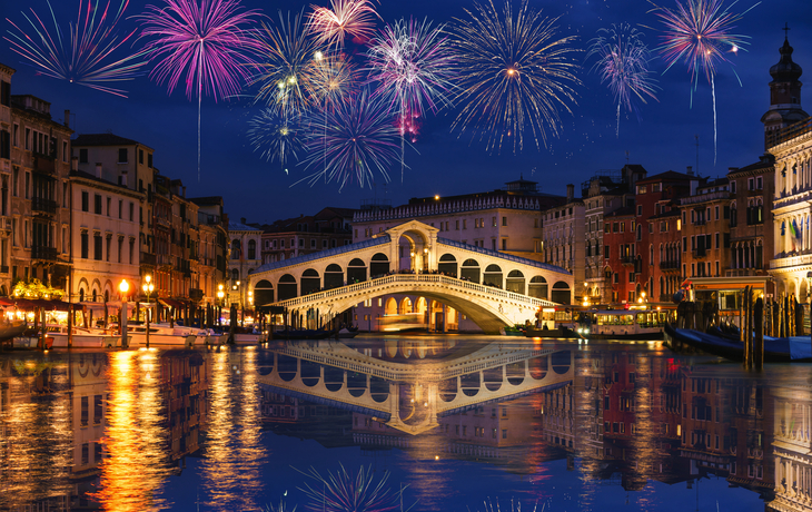 Feuerwerk über der Rialto Brücke in Venedig