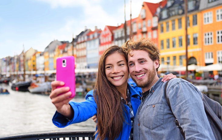 Touristen im alten Hafen Nyhavn, berühmte skandinavische Attraktion in Dänemark