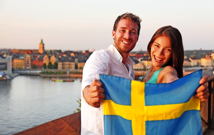 Schwedische Leute zeigen Schweden-Flagge in Stockholm