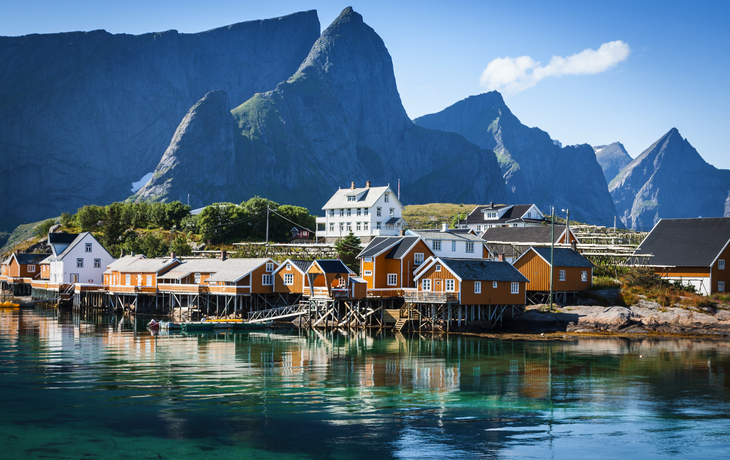 typisches norwegisches Fischerdorf mit traditionellen Rorbuhütten
