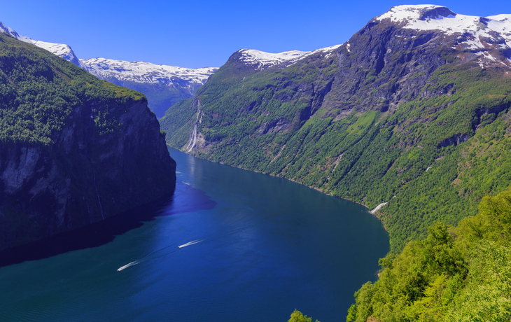 Geirangerfjord mit Sieben Schwestern Wasserfällen von der Adlerkehre aus
