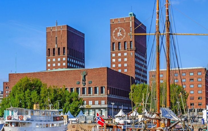 Hafen mit Booten und Rathaus in Oslo, Norwegen