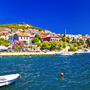 Panoramablick auf die farbenfrohe Stadt Sibenik