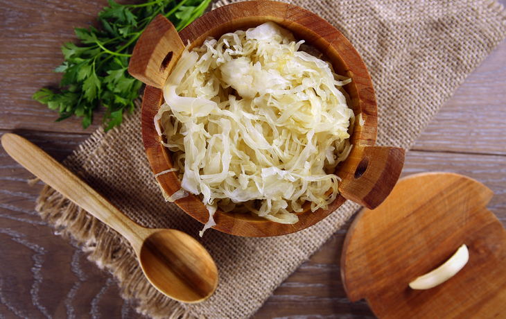 Sauerkraut in einem Holzfass
