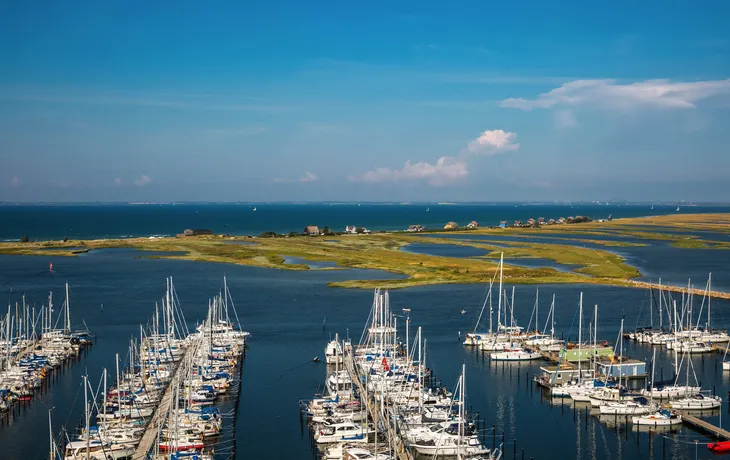 Aussicht auf den Yachthafen und das Naturschutzgebiet Graswarder