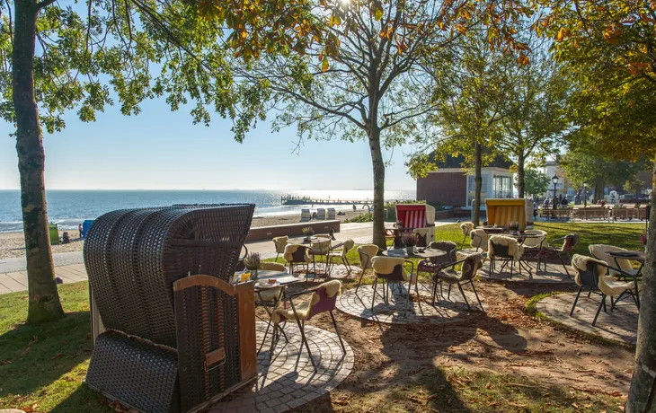 Wyker Café an der Promenade im Herbst