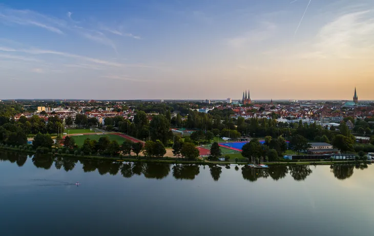 der Fluss Wakenitz bei Lübeck im Sommer