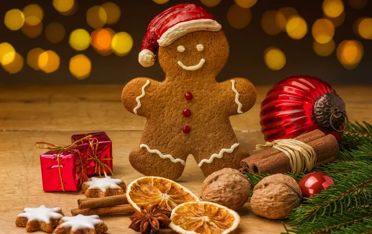 Lebkuchennikolaus mit Weihnachtsdeko