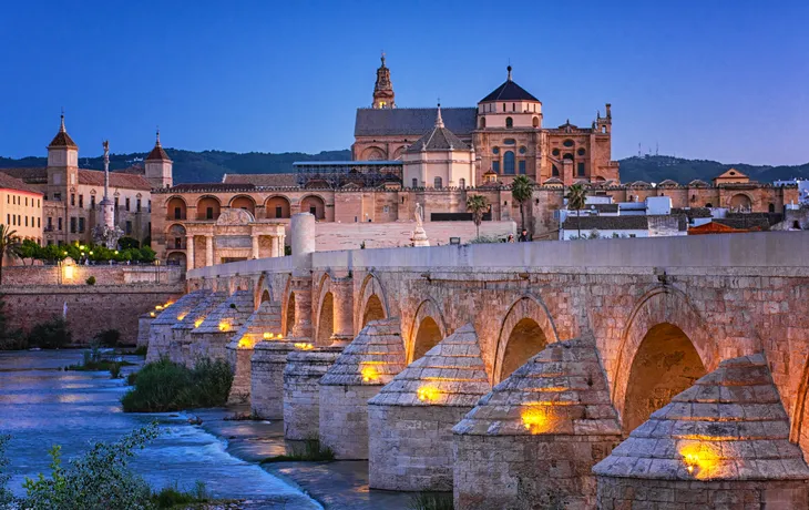 Puente Romano und die Mezquita de Córdoba in Andalusien, Spanien