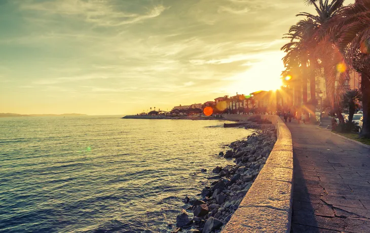 Promenade in Ajaccio bei Sonnenuntergang