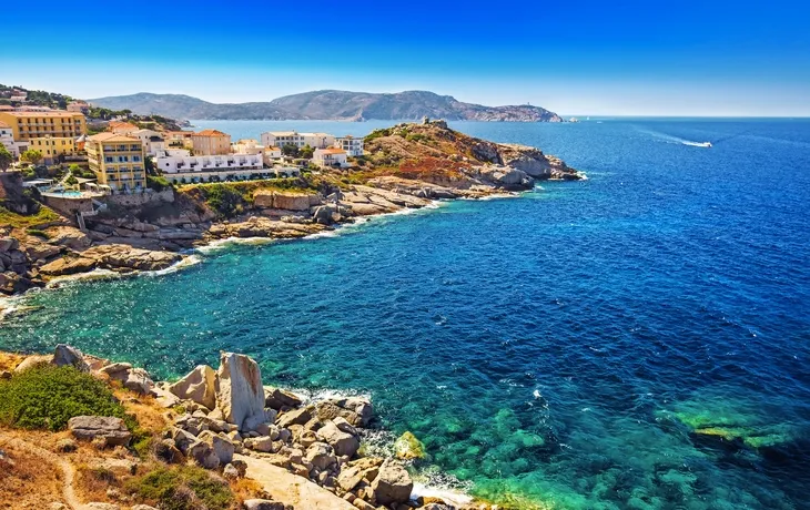 Schöne Korsika Küste und historische Häuser in Calvi