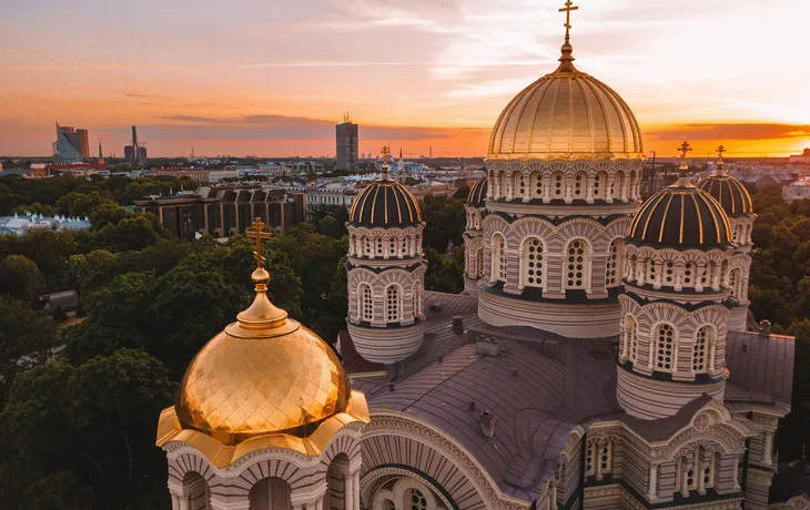 Kuppeln der Geburtskathedrale in Riga, Lettland