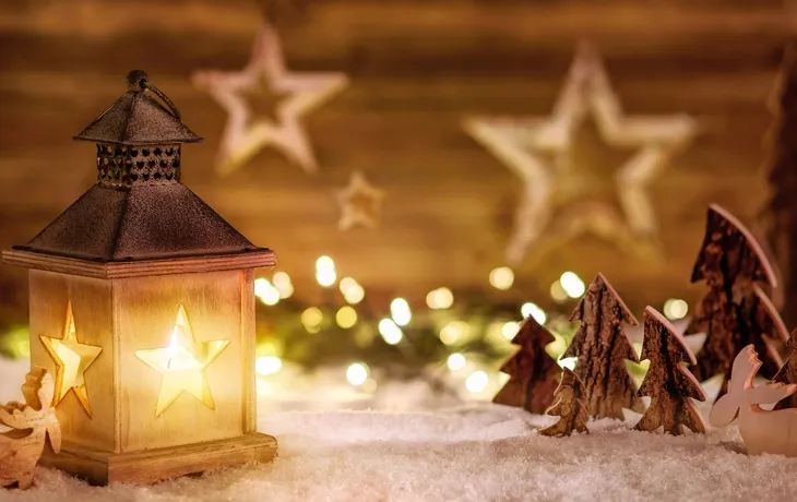 Weihnachtliche Szene aus Holz im Laternenlicht
