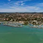 Ungarn - Küste und Hafen von Balatonfüred aus Drohnensicht,