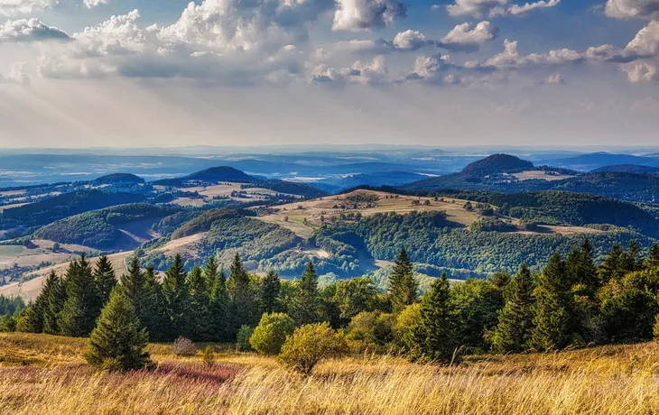 Blick von der Wasserkuppe auf die hessische Rhönlandschaft
