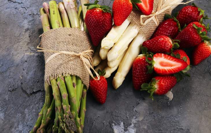 Weißer und grüner Spargel mit Erdbeeren