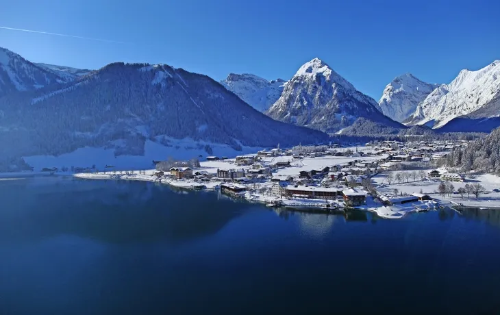 Pertisau - im Vordergrund Ihr aja Hotel