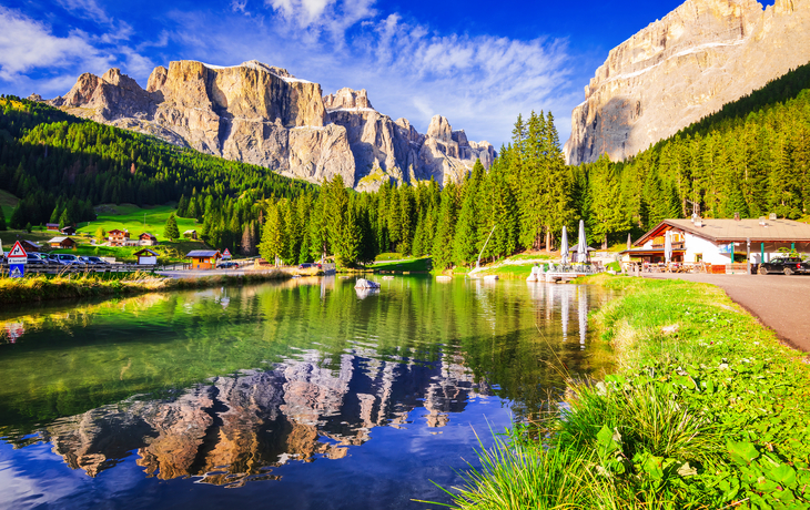 Dolomiten, Italien - Laghetto Lupo Bianco und Sella Ronda-Bergkamm