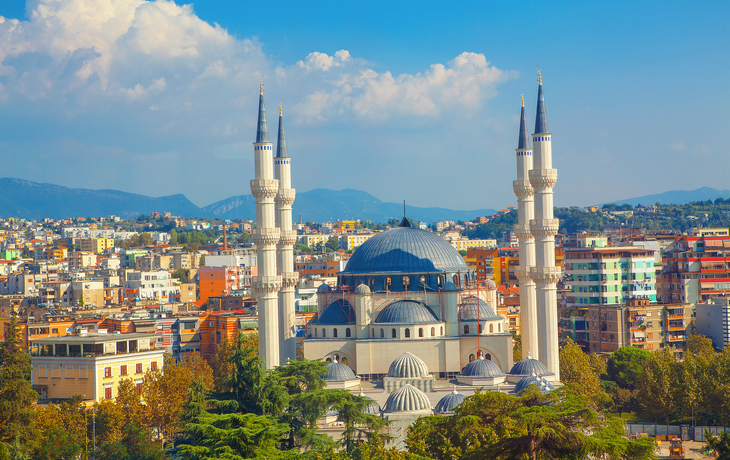 Panorama von Tirana und der größten Moschee Albaniens