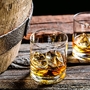 Glas Whisky in den alten Keller