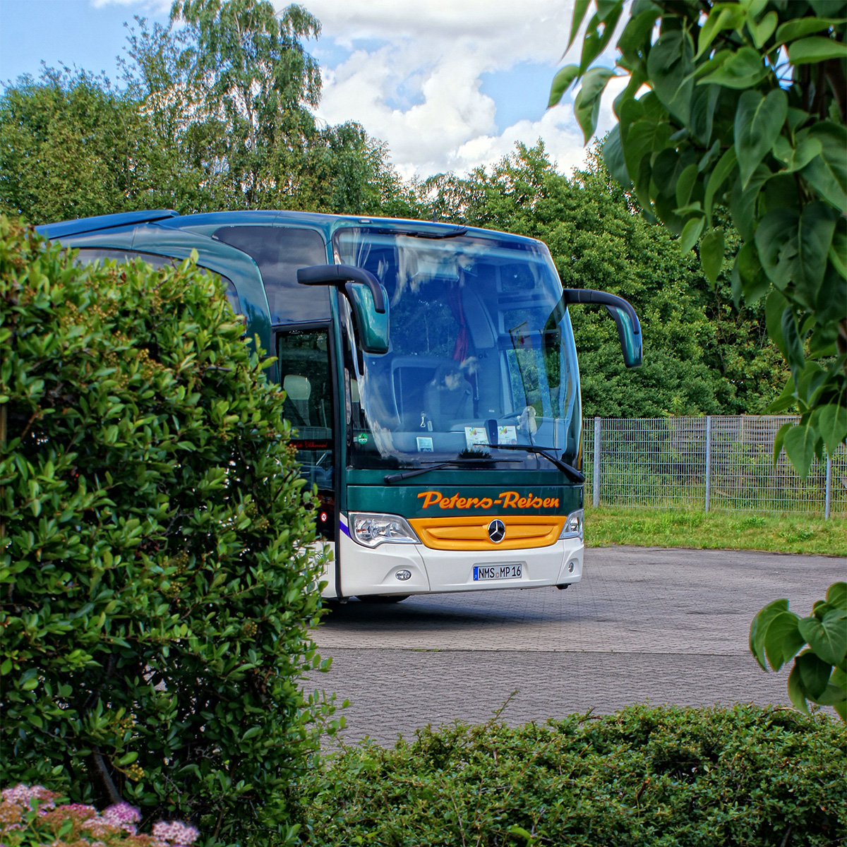 4 Sterne Peters-Bus - Tourismo (14m), 52 Sitzplätze (80 cm Sitzabstand)