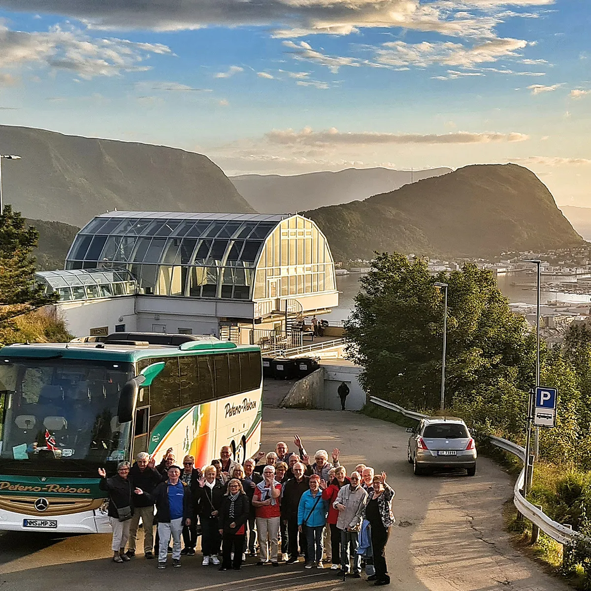 Peters Reisen Bus, Busreisen, Menschen stehen vor dem Bus