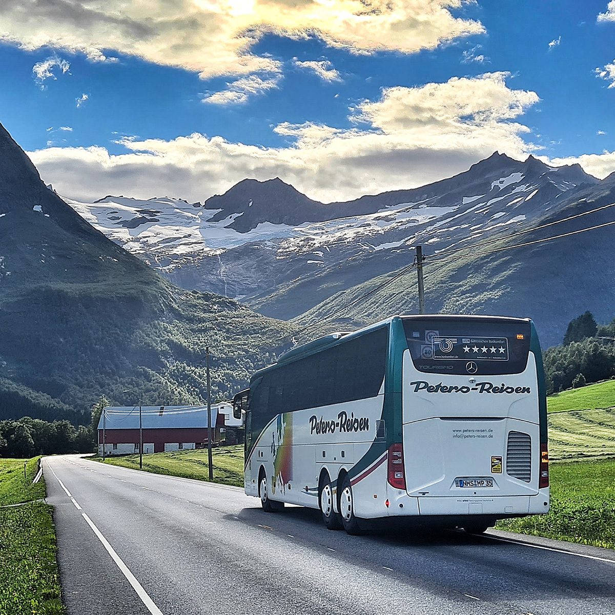 Peters-Reisen Bus steht in den italienischen Alpen. Auf dem Weg zu verschienen Reiseangeboten wie Kreuzfahrten, Busreisen, Tagesfahrten, Reisekultour, Kurbus